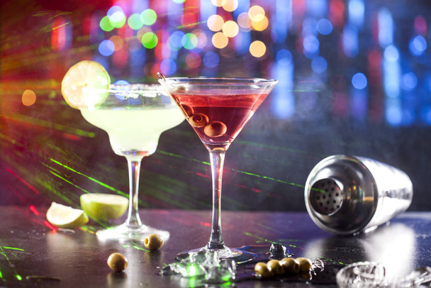 Zwei Gläser mit alkoholischen Getränken an der Bar - Foto, Bild