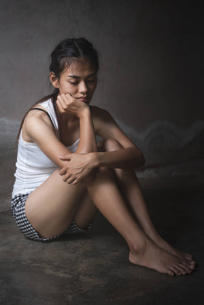 ソフトフォーカス。若い女性の悲しみと恐怖ストレスの多いうつ病のエモティオ - 写真・画像