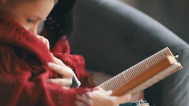 Nahaufnahme eines kleinen Jungen mit seiner Mutter, die ein Buch liest - Filmmaterial, Video
