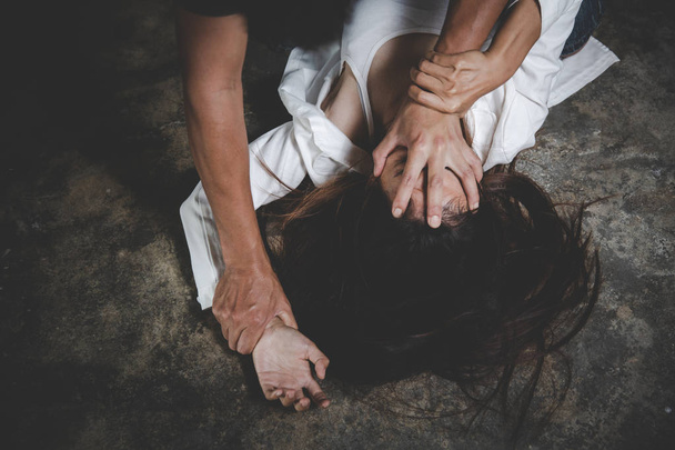 desesperación víctima de violación en espera de ayuda, Parar el acoso sexual y
 - Foto, Imagen