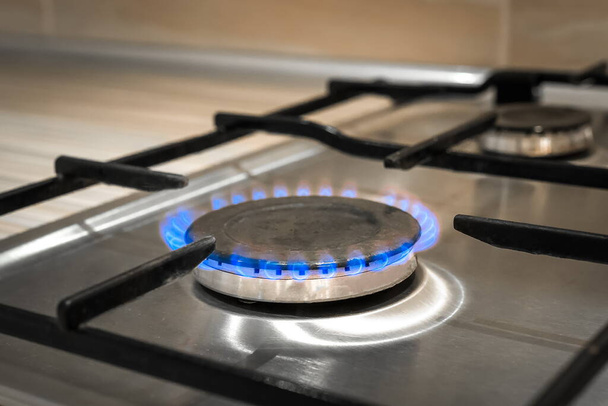 Σόμπα φλόγας αερίου στο σπίτι χάλυβα ή καύση σιδήρου, κουζίνα μάγειρας - Φωτογραφία, εικόνα