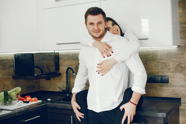 Couple in a kitchen - Foto, Imagen