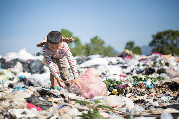 Τα φτωχά παιδιά συλλέγουν σκουπίδια προς πώληση και τα ανακυκλώνουν σε ξηρά - Φωτογραφία, εικόνα