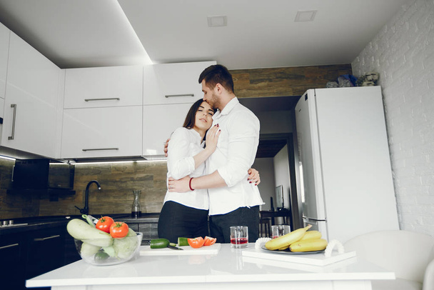 Couple in a kitchen - Valokuva, kuva