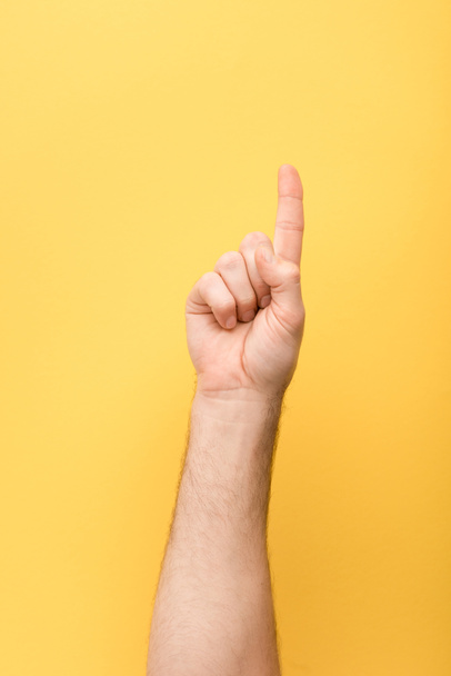 vágott kilátás ember bemutató ötlet gesztus sárga háttér  - Fotó, kép