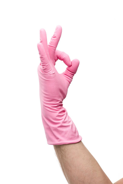 bijgesneden beeld van de mens in rubber handschoen tonen ok gebaar geïsoleerd op wit  - Foto, afbeelding