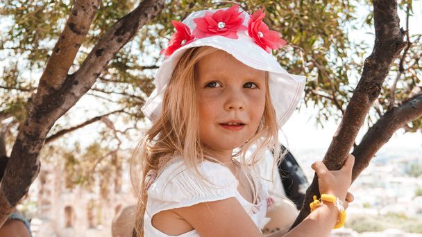 little girl in a white dress in the park - Fotoğraf, Görsel