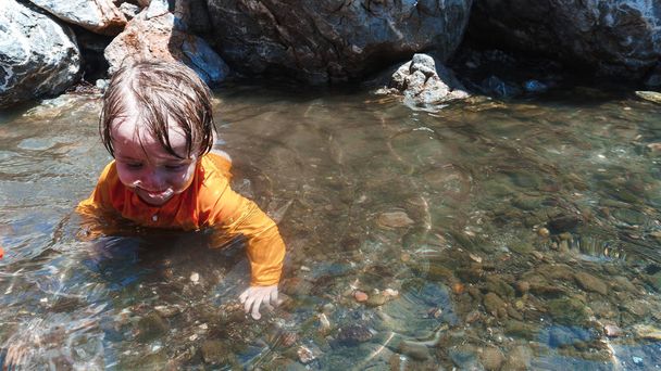 młody chłopiec w zabawy w wodzie - Zdjęcie, obraz