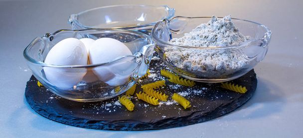Безглютеновая мука, яйца и вода для теста макарон
 - Фото, изображение