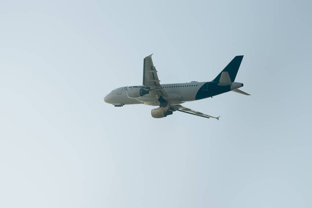 Vista de baixo ângulo do avião com céu limpo no fundo
 - Foto, Imagem