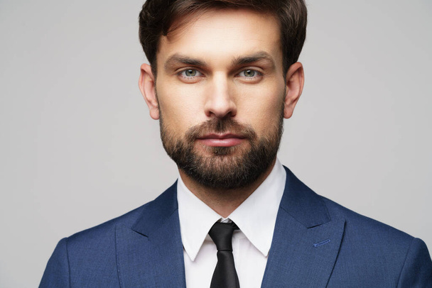 Close-up studio portrait of young caucasian handsome businessman - Foto, Bild