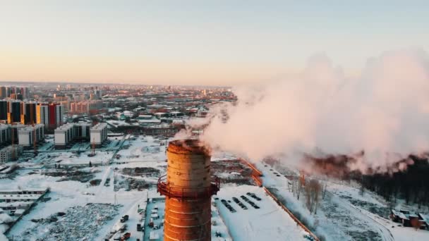 Průmyslové téma - kouř vycházející z výrobní trubky - atmosférické znečištění města - Záběry, video