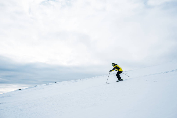 desportista no capacete esqui no inverno
  - Foto, Imagem