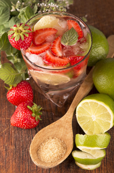 Mojito strawberry cocktails, lime , strawberry, mint leaves - Zdjęcie, obraz