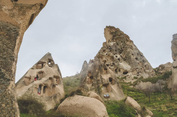 Wohnungen in den Felsen aus vulkanischem Tuff in Kappadokien, Zentraltürkei. - Foto, Bild