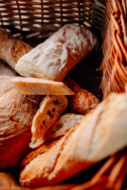 Chléb na dřevěném stole  - Fotografie, Obrázek