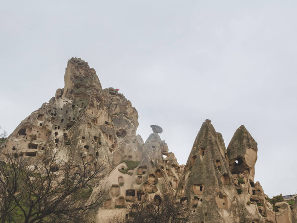 Жильё в скалах вулканического туфа в Каппадокии, Центральная Турция
. - Фото, изображение