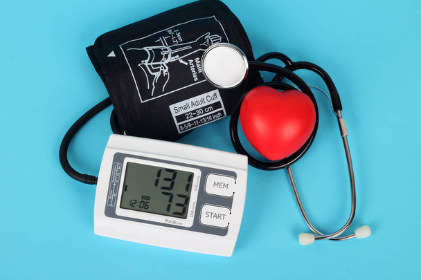電子血圧計と赤いハート - 写真・画像