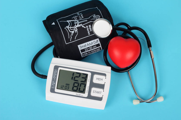 elektronikus vérnyomás mérő és piros szív - Fotó, kép