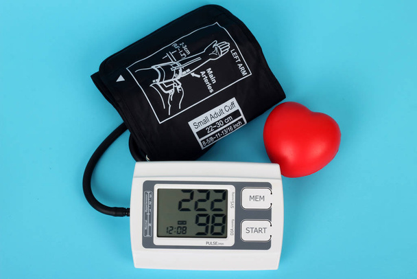 medidor electrónico de presión arterial y corazón rojo
 - Foto, Imagen
