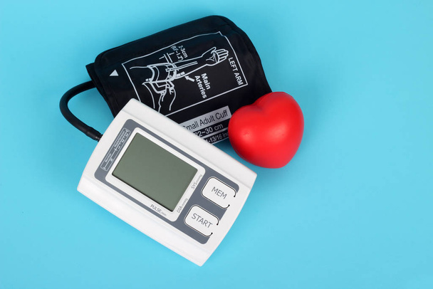 Ciśnieniomierz elektroniczny licznik i czerwone serce - Zdjęcie, obraz