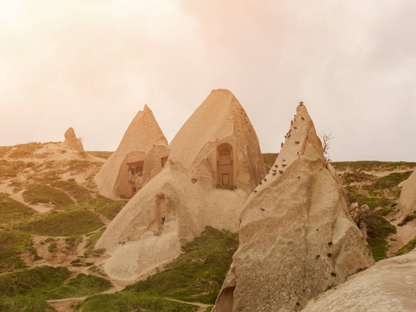 Woningen in de rotsen van vulkanische tufsteen in Cappadocië, centraal Turkije - Foto, afbeelding