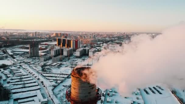 Průmyslové téma - kouř vycházející z výrobní trubky - znečištění města - Záběry, video