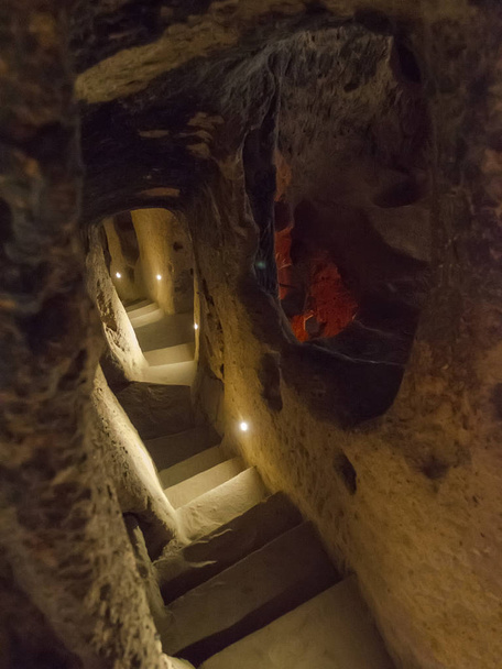 Derinkuyu podziemne miasto jest starożytnym wielopoziomowym miastem jaskiniowym w Kapadocji, Turcja. - Zdjęcie, obraz