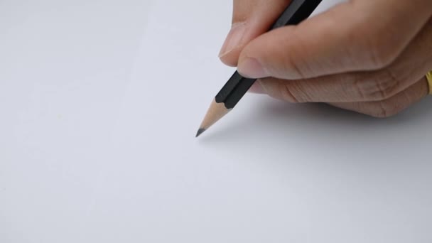 作家の手は紙の上に黒い鉛筆で平らな線を描く. - 映像、動画