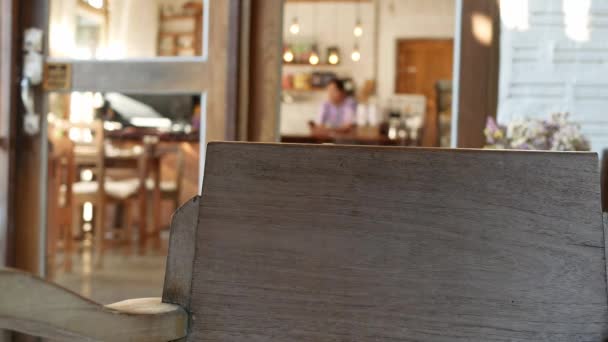 Gyönyörű fiatal kávézó tulajdonos állni várja a vásárlók beltéri. Csekély fókusz. - Felvétel, videó