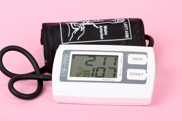 medidor electrónico de presión arterial y corazón rojo
 - Foto, imagen