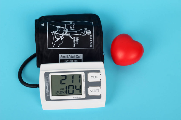 электронный измеритель артериального давления и красное сердце
 - Фото, изображение