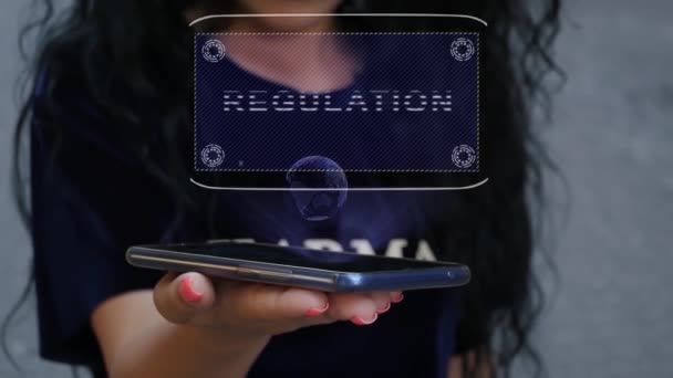 Frau zeigt hud Hologramm Regulierung - Filmmaterial, Video