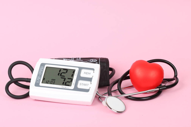 електронний вимірювач артеріального тиску і червоне серце
 - Фото, зображення