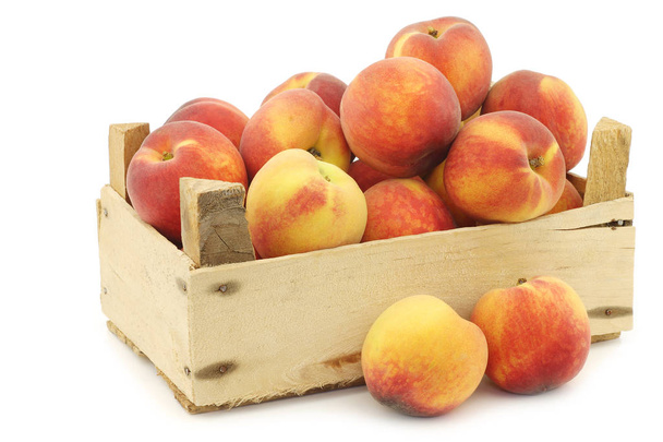 Tuoreet persikat puulaatikossa valkoisella pohjalla - Valokuva, kuva