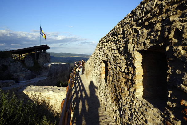 Fortaleza de Deva, construída em meados do século XIII no topo da Colina da Fortaleza, no lugar de um assentamento dácia, Romênia, Europa
 - Foto, Imagem