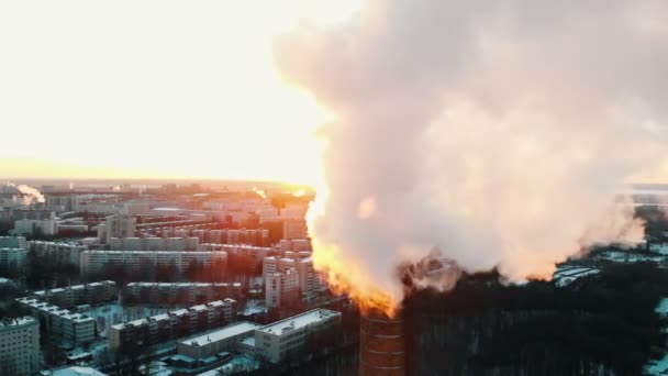 Průmyslové téma - hluboký kouř vycházející z výrobní trubky - atmosférické znečištění města - Záběry, video