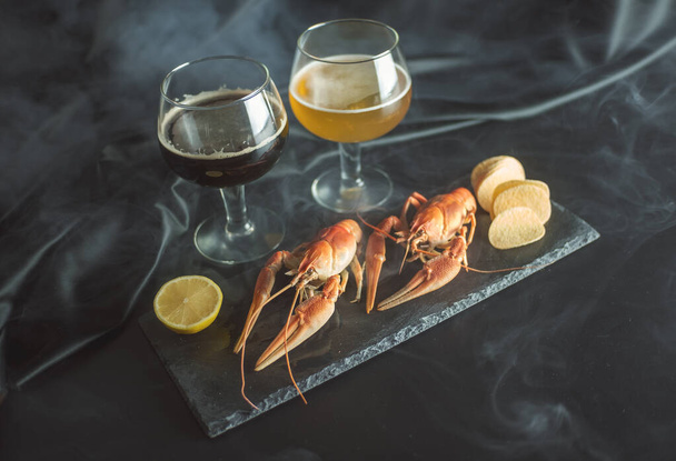 Light and dark beer with crayfish. - Фото, изображение