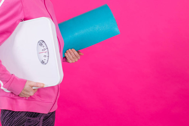 mulher com escala e tapete de exercício, dieta e saúde
 - Foto, Imagem