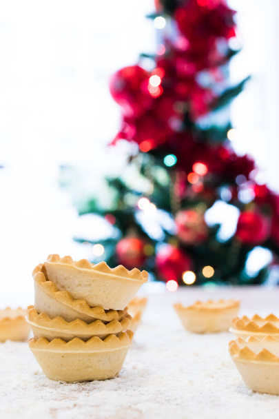 sladkosti a koláče s vánoční strom pozadí - Fotografie, Obrázek