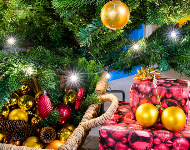 gyönyörű díszített karácsonyfa díszek és fények - Fotó, kép