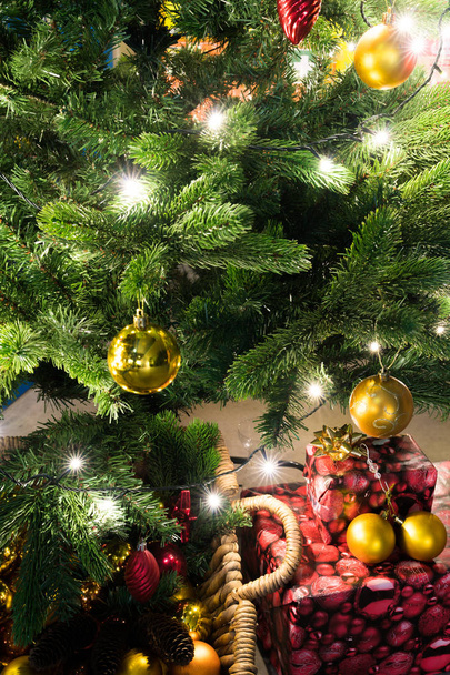 bellissimo albero di Natale decorato con ornamenti e luci e presenta sotto
 - Foto, immagini