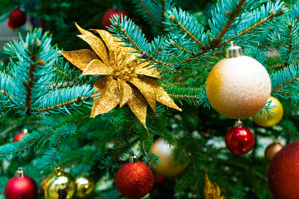 κοντινή θέα ενός όμορφα διακοσμημένου πολύχρωμου χριστουγεννιάτικου δέντρου - Φωτογραφία, εικόνα
