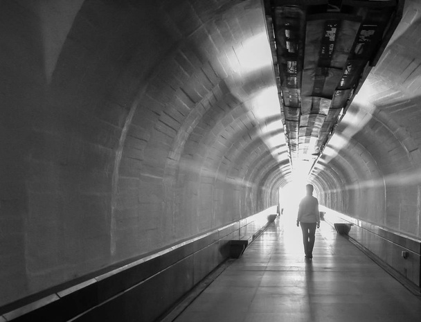 silueta de un humano en un túnel en la luz delantera
 - Foto, imagen