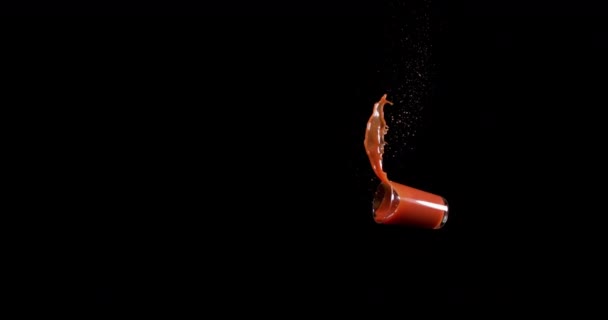 Vaso de jugo de tomate rebotando y salpicando sobre fondo negro, cámara lenta 4K
 - Metraje, vídeo