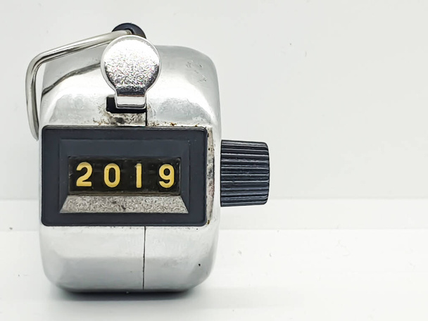 Compteur mécanique numérique pour l'année 2019
 - Photo, image