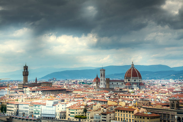 Nuvens escuras sobre Florença
 - Foto, Imagem