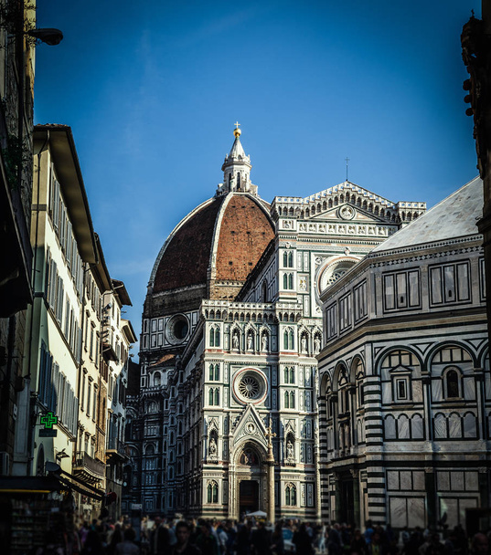Santa Maria del Fiore cathedral on a sunny day - Φωτογραφία, εικόνα