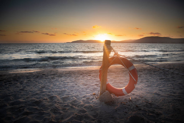 Leven boei door de zee bij zonsondergang - Foto, afbeelding