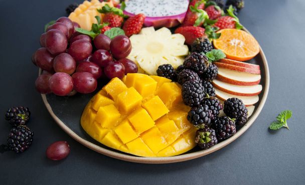 Πολύχρωμα φρούτα, τροπικά φρούτα  - Φωτογραφία, εικόνα
